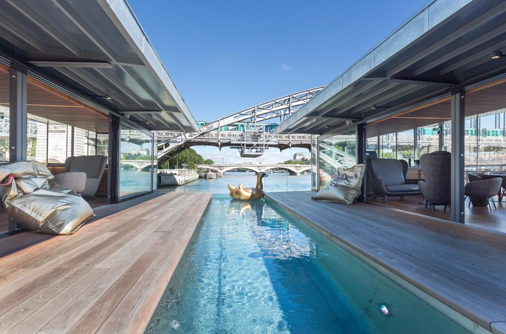 L’image la plus frappante du OFF est évidemment ce bassin extérieur... flottant sur la Seine !