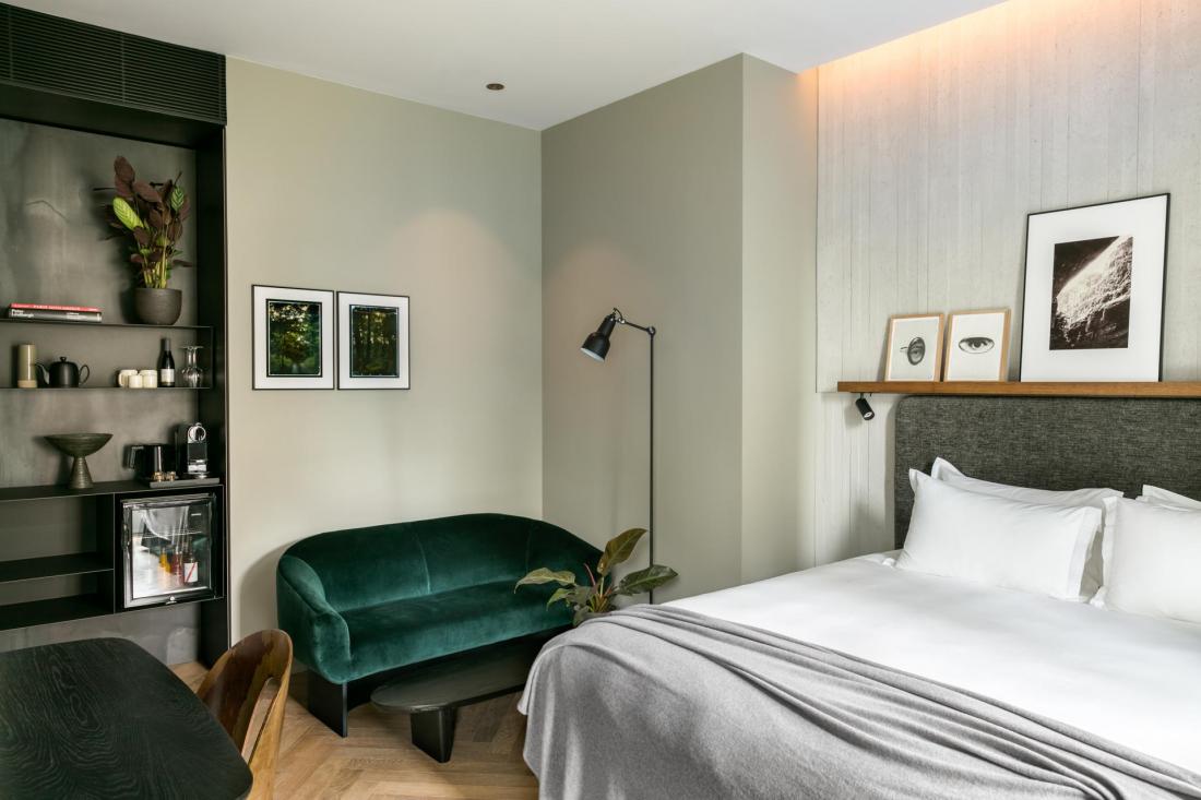 Le Studio, d’une surface d’environ 26 m², est situé au dernier étage de l’hôtel. Il dispose d’un coin salon et est baigné par une lumière naturelle