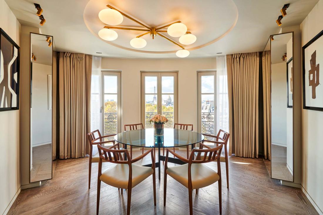 La Suite Présidentielle Carré Rive Gauche dispose d’une salle à manger privée baignée de lumière naturelle
