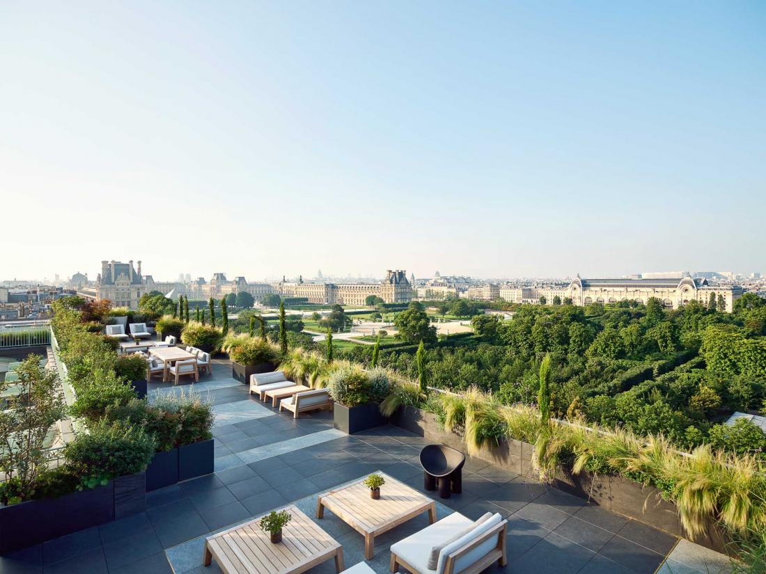 La terrasse, véritable jardin perché sur les toits, se situe directement dans la prolongation du salon