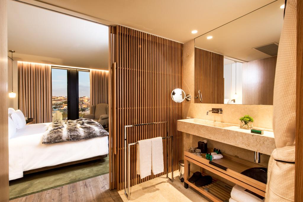 Dans les salles de bain également, le décor est léché