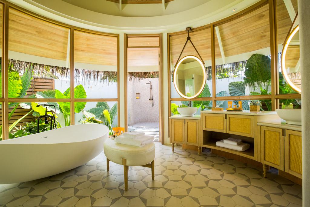 Comme dans de nombreux resorts de l’île, les salles de bain des villas de plage sont extérieures