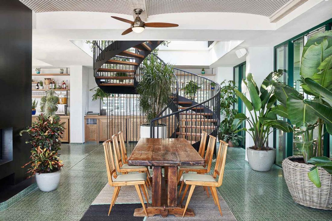Maison méditerranéenne par excellente, Little Beach House Barcelona est largement ouverte vers l’extérieur et vers la mer