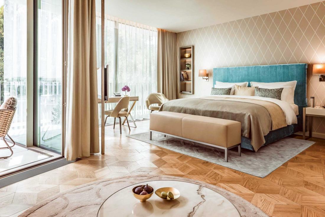 Parquet en chêne, belle hauteur sous plafond, baies vitrées du sol au plafond ou balcons, les chambres offrent une rare sensation d’espace