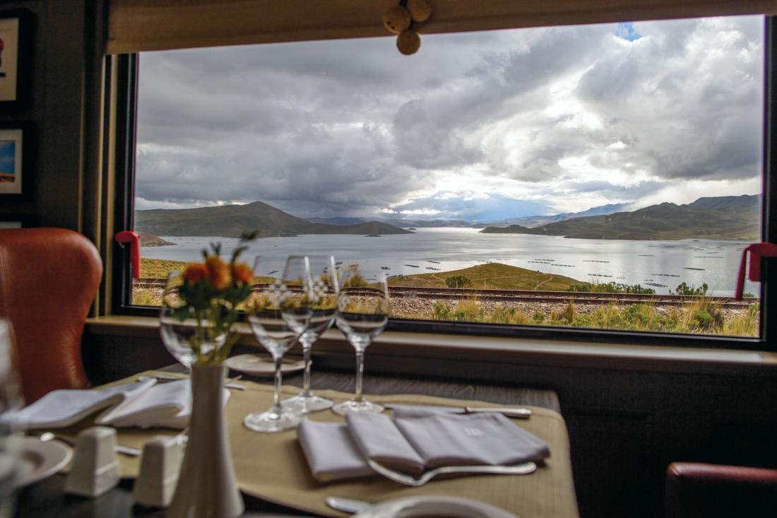 À l’intérieur, un wagon-restaurant où officie le Chef Exécutif Diego Muñoz, Véritable ambassadeur de la cuisine péruvienne