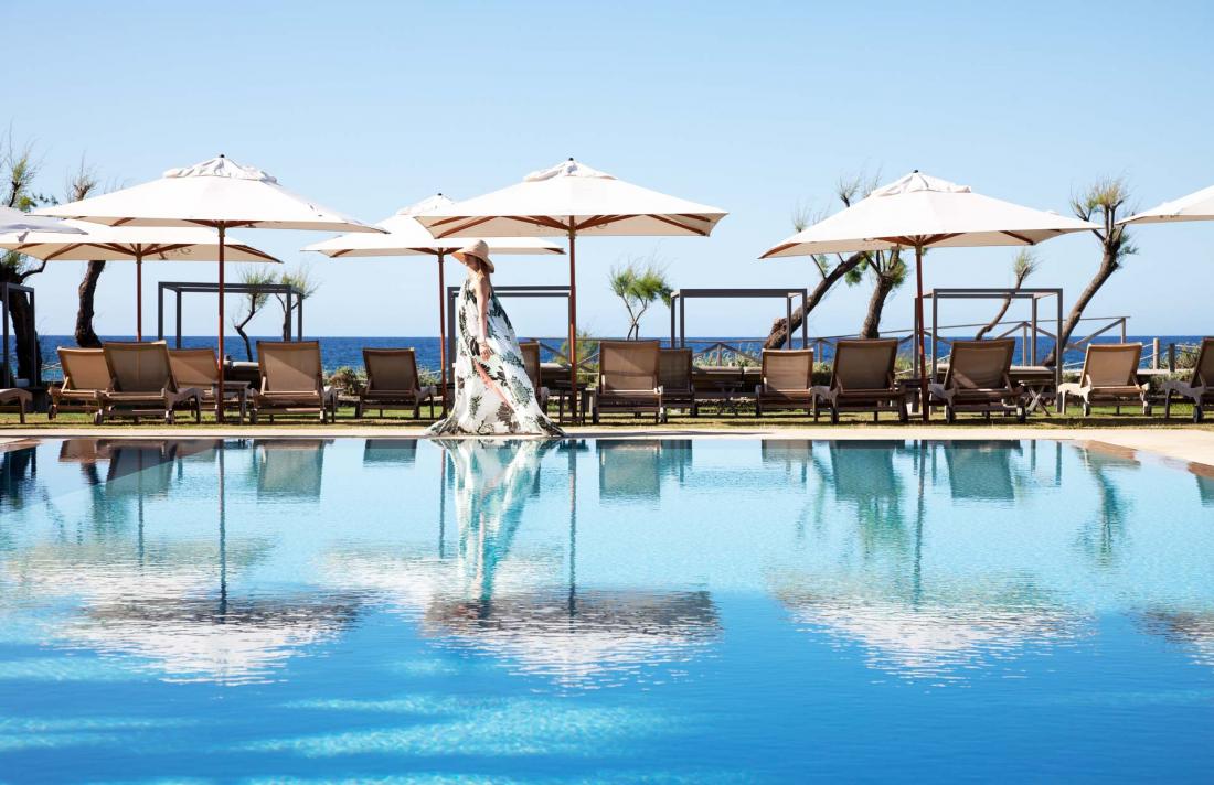 Le Beach Club de l’hôtel est à seulement quelques mètres des eaux cristallines de la mer de Migjorn, dans le quartier paisible de Ca-Marí