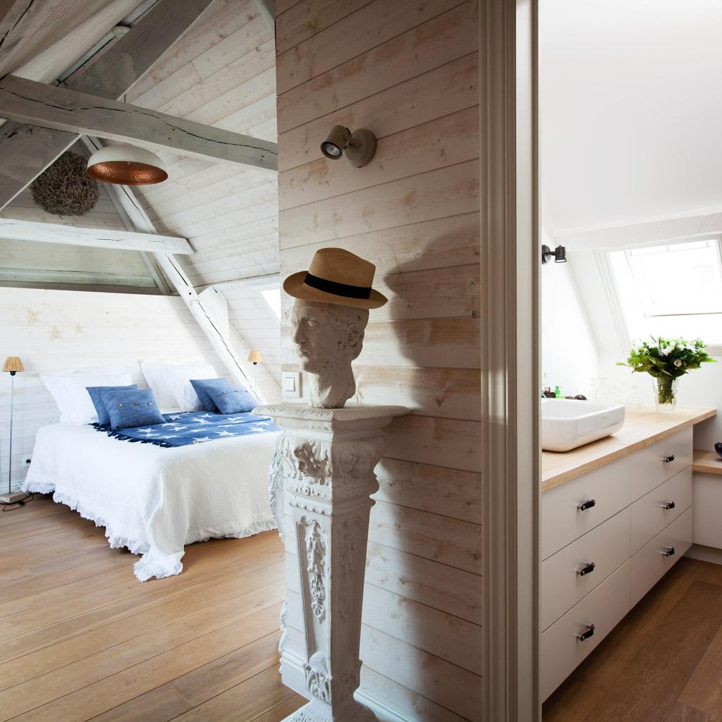 La chambre Knokke-le-Zoute rend hommage à la fameuse station de la Côte Belge, à travers ses différentes teintes de sable gris, de bois brut et de couleurs de la mer