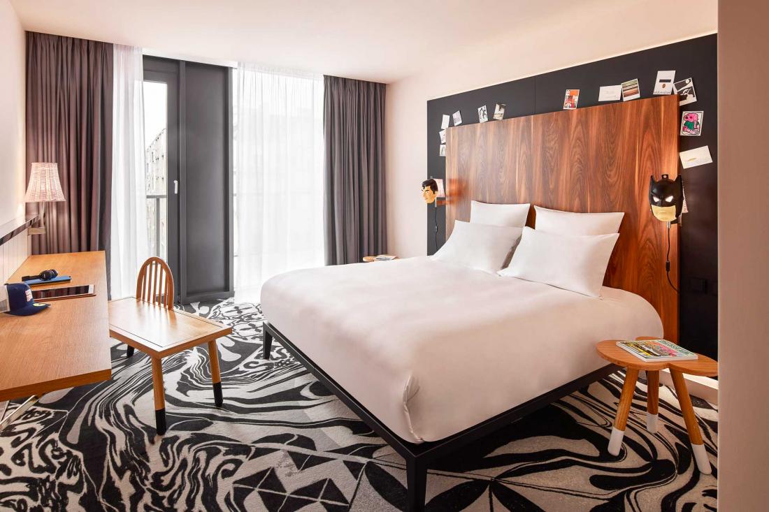 Les 125 chambres, dont la superficie évolue entre 18 et 40 mètres carrés, affichent également un design coloré et décalé