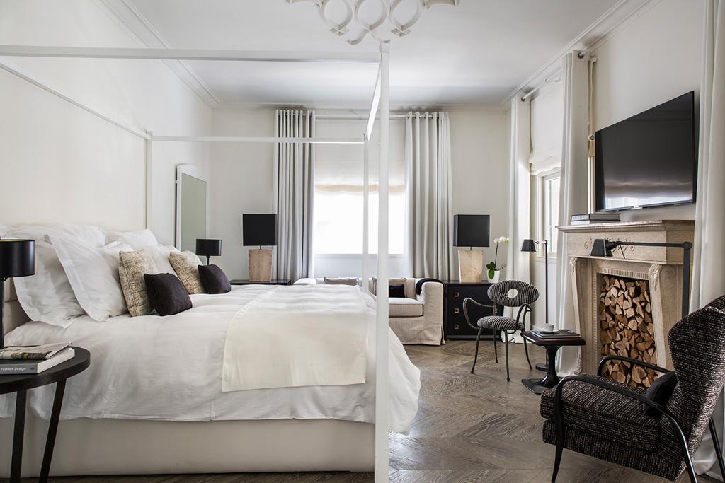 Mobilier ancien chiné et lignes contemporaines cohabitent pour former un ensemble harmonieux