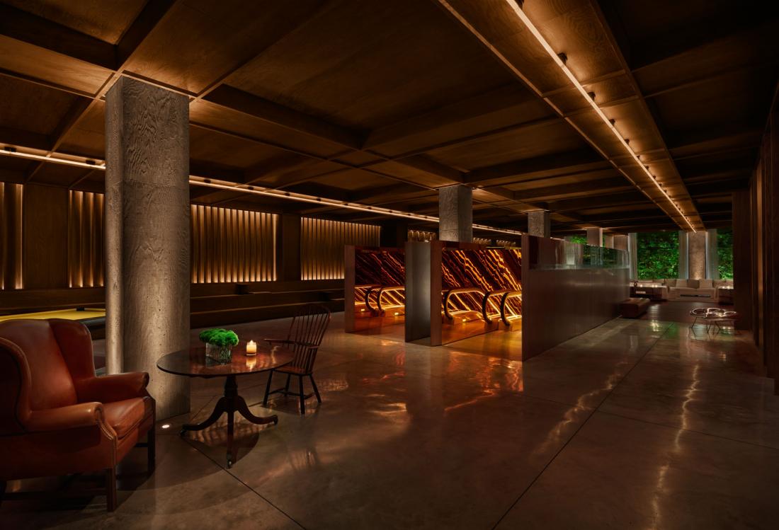 Le soir, le Lobby dévoile une atmosphère tamisée et intimiste, l’une des marques de fabrique des hôtels imaginés par Ian Schrager