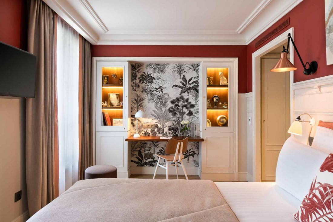 Cadres accrochés au mur, lampes dépareillées, parquet, tout a été pensé pour se sentir ici chez soi