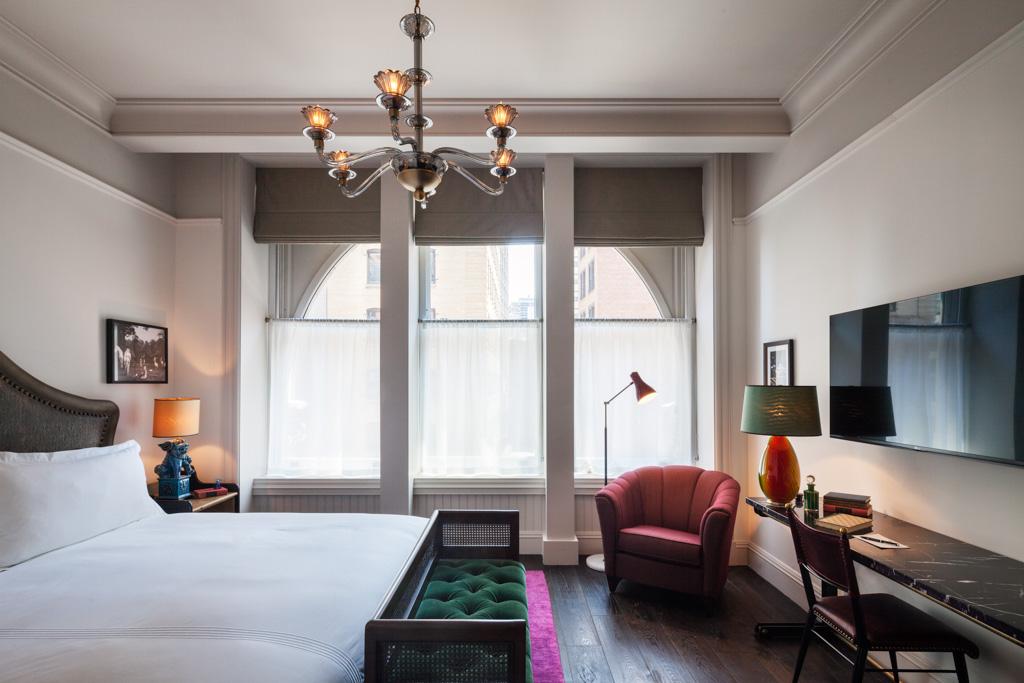 Les 287 chambres offrent un confort chaleureux, loin de l’atmosphère souvent très contemporaine des adresses Thompson