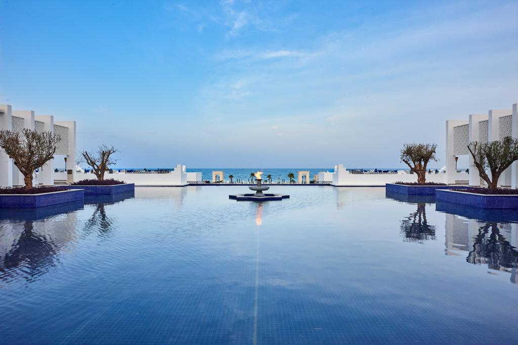 Le Banyan Tree Tamouda Bay se distingue par le faste de ses installation, comme ce spectaculaire bassin au milieu duquel brûle une flamme