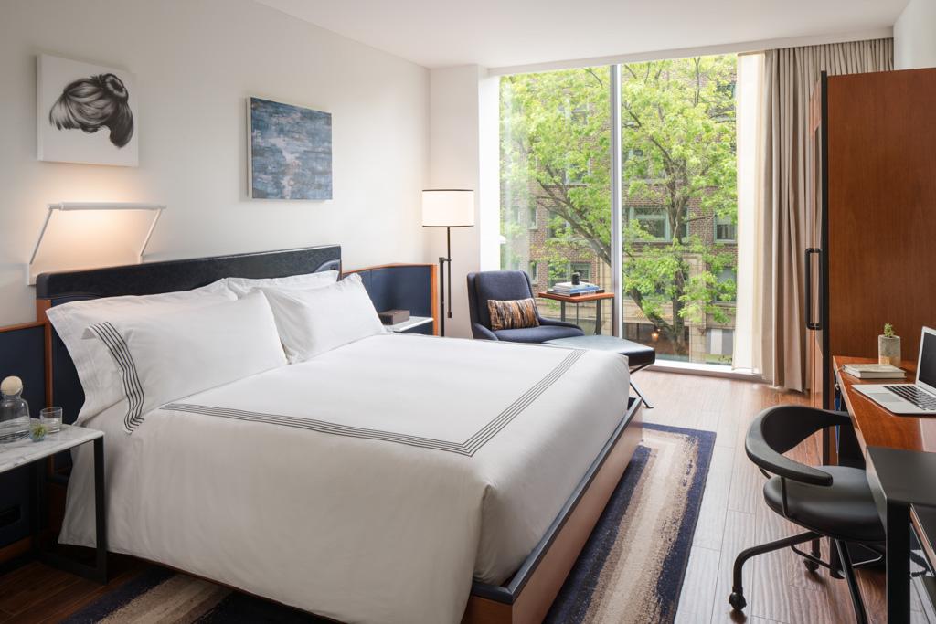 Les chambres City View Deluxe King offrent tout le confort d’un hôtel 5-étoiles contemporain