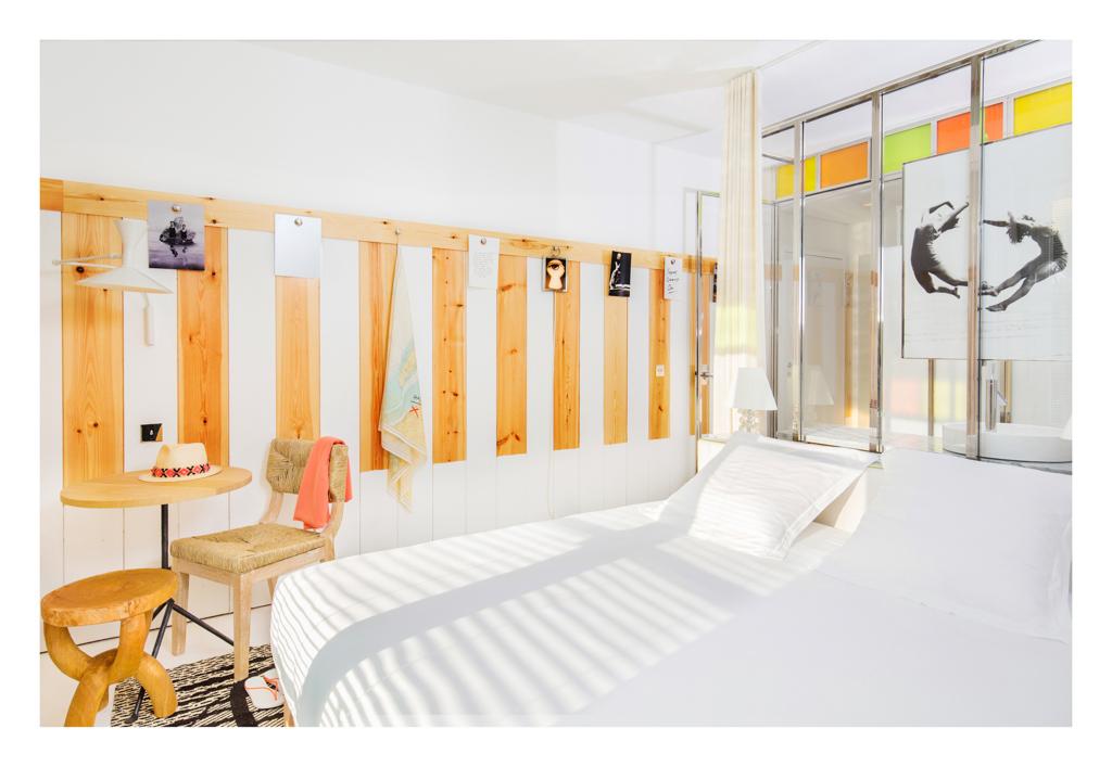 Dans les chambres, Philippe Starck a insufflé un style lumineux : bois clair, tons blancs, salles de bain vitrées