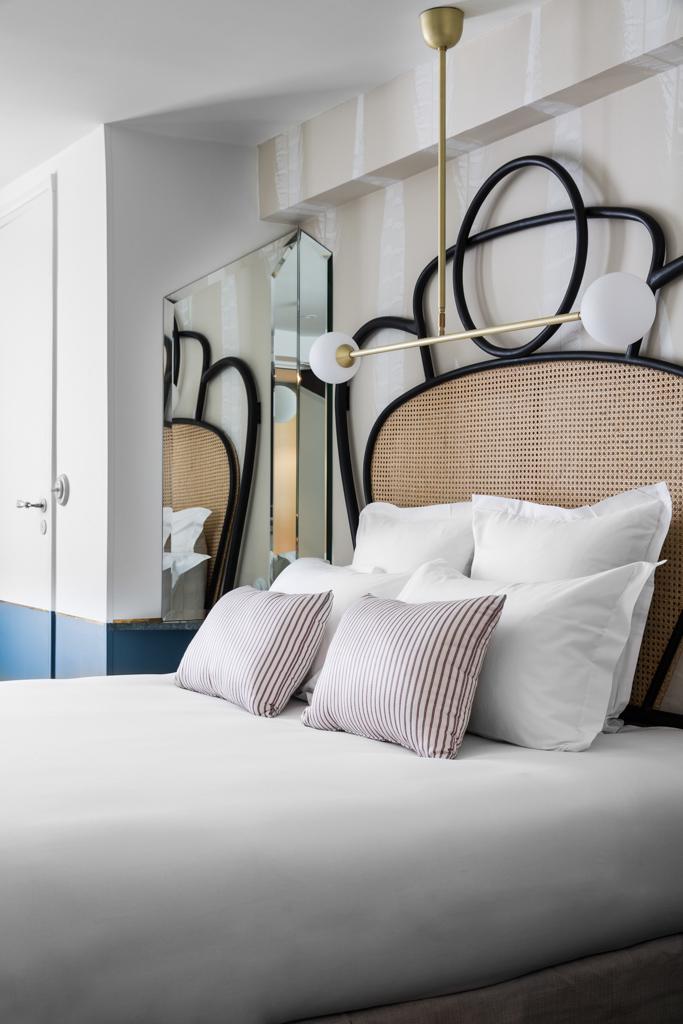 Les têtes de lit en acier tourné sont l’une des signatures de la designer parisienne