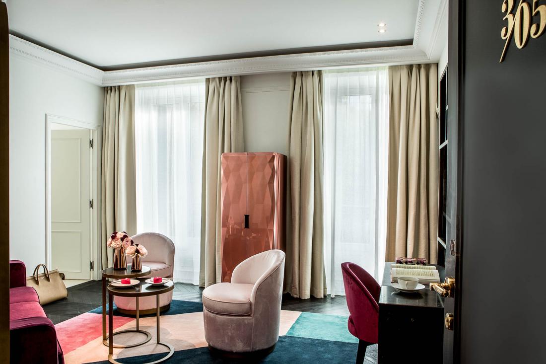 Certaines suites disposent d’un vaste salon séparé, où trône le "Gourmet Bar" signature de l’hôtel