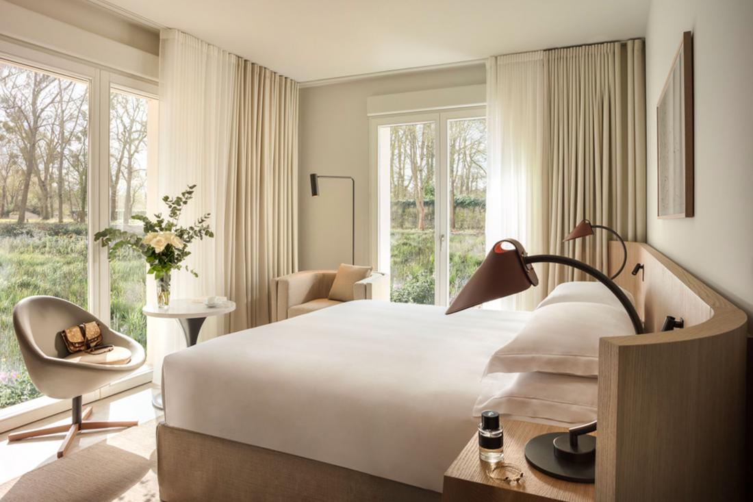L’hôtel abrite 211 chambres, dont 14 suites luxueuses réparties dans 8 bâtiments. Toutes offres des vues sur la nature environnante