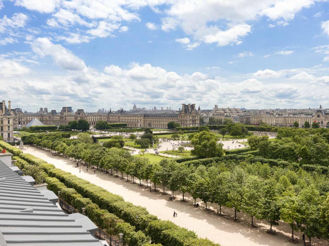 Elle surplombe le jardin des Tuileries dont elle reprend certains codes esthétiques