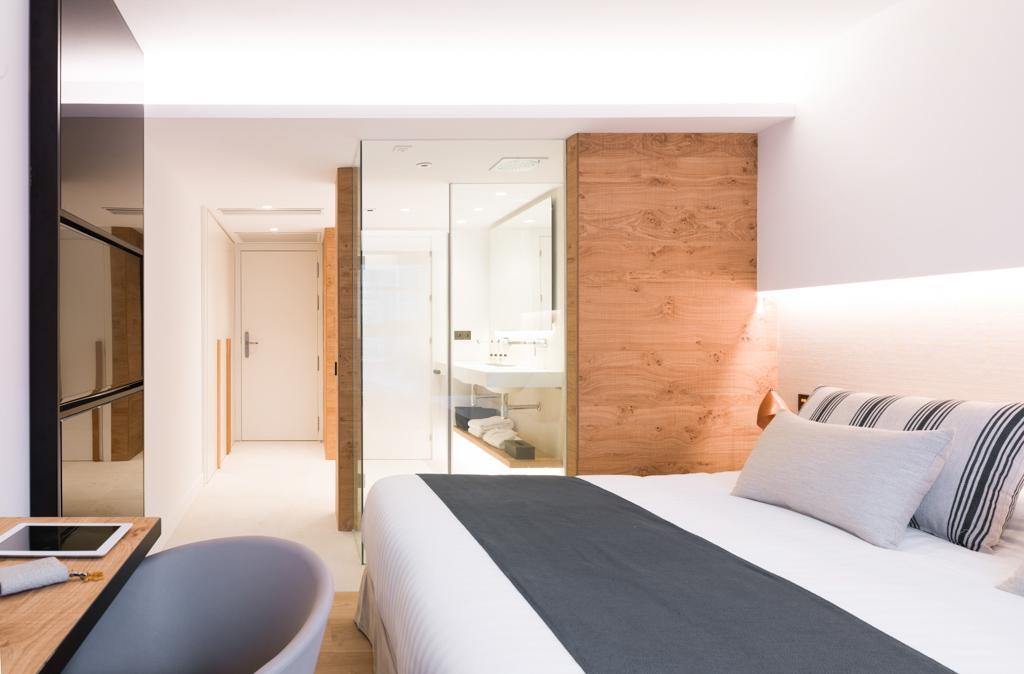Dans les chambres, y compris les moins spacieuses, on retrouve un design irréprochable et de belles matières
