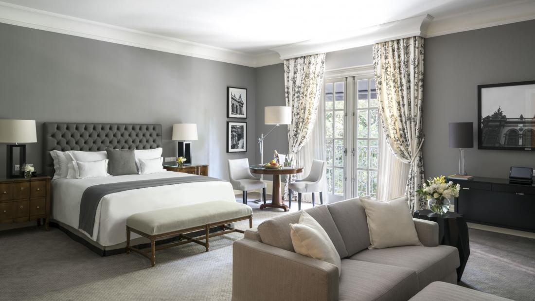 Toutes les chambres et suites sont baignées de lumière naturelle et offrent des vues sur le parc