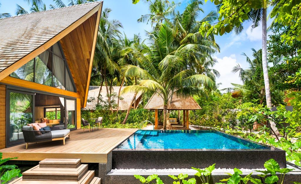 Certaines des villas de l’île disposent de piscines côté jardin, garantissant une intimité maximale