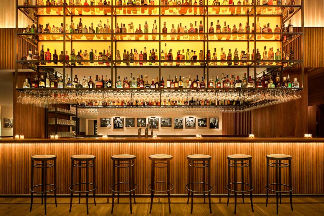 Le magnifique bar a pour ambition de séduire les Barcelonais, au-delà des clients de l’hôtel