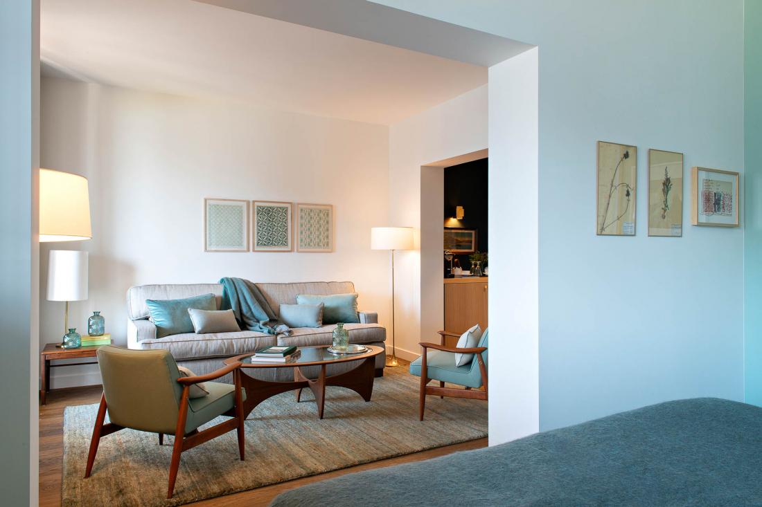 Les Junior Suites, comme les suites, sont particulièrement spacieuses et disposent de balcons avec vue sur le lac d’Annecy