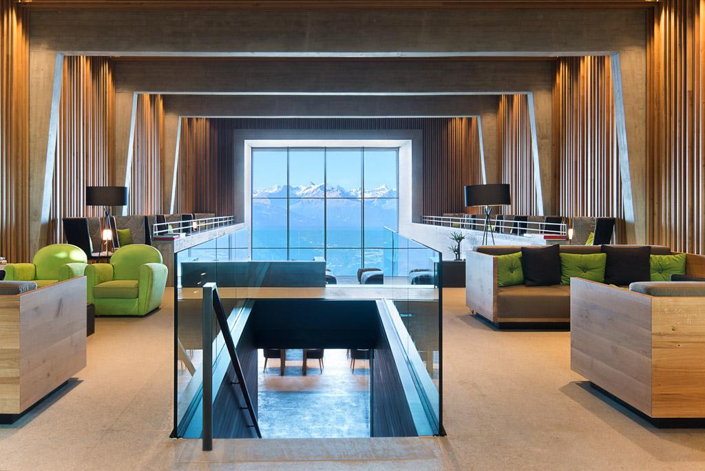 À l’intérieur de l’hôtel, de beaux espaces design comme ce vaste lobby, largement ouvert vers l’extérieur