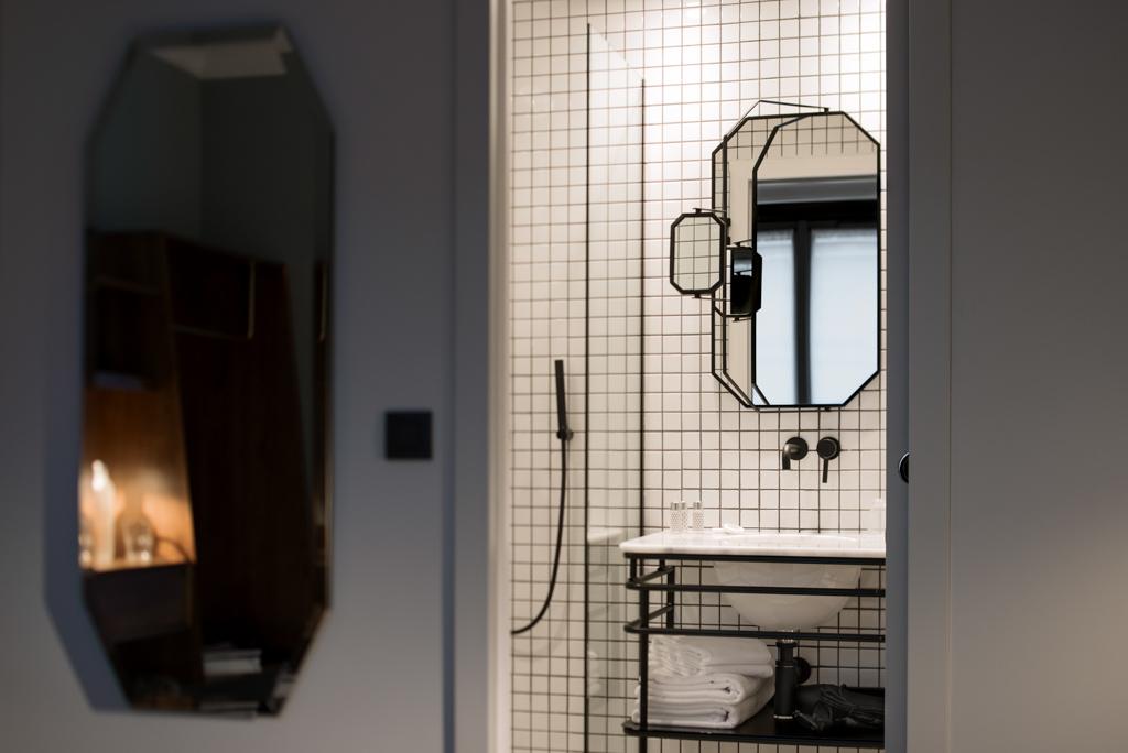 Les chambres s’ouvrent vers des salles de bain à l’esprit new-yorkais...