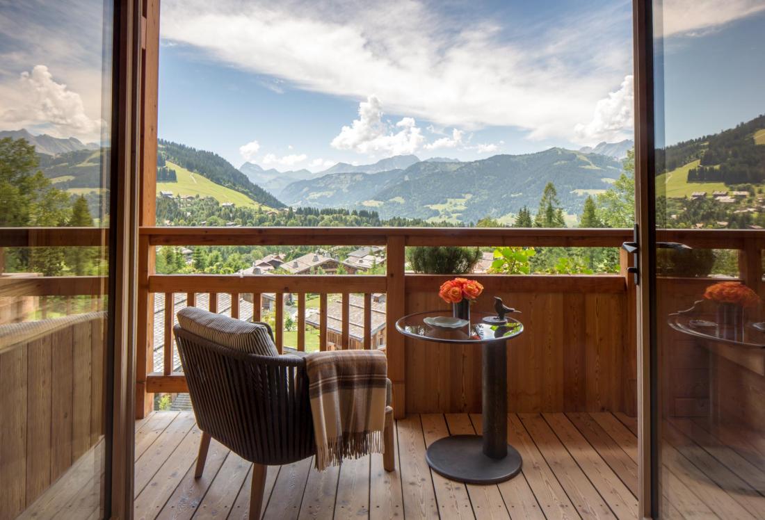 Toutes les chambres offrent une vue sur la vallée ou la chaîne des Aravis, et possèdent leur propre balcon ou terrasse