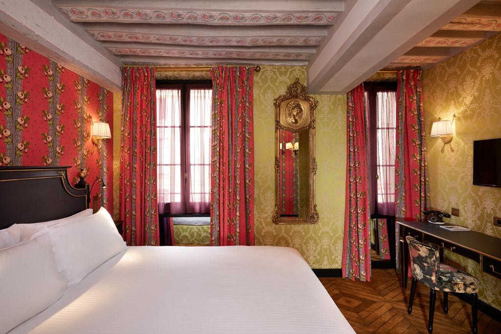 Les 24 chambres de l’établissement proposent une plongée dans un univers "Directoire Rock" flamboyant