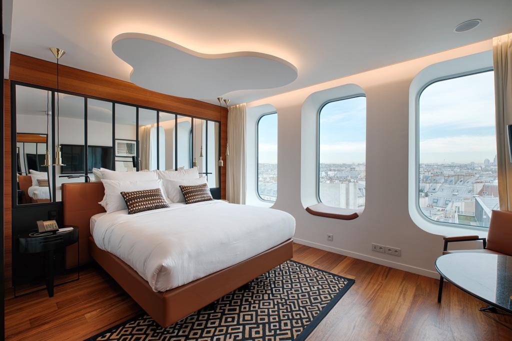 Du 6ème au 9ème étage, les chambres et suites dévoilent des vues spectaculaires sur Paris depuis les "hublots"