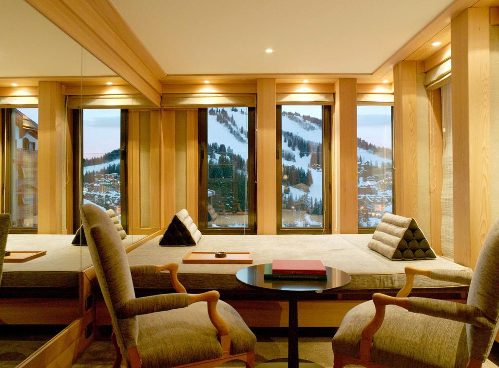 Si les vues donnent sur les Alpes françaises, on retrouve des éléments de décoration de l’Amanpuri, le premier Aman conçu par Ed Tuttle à Phuket