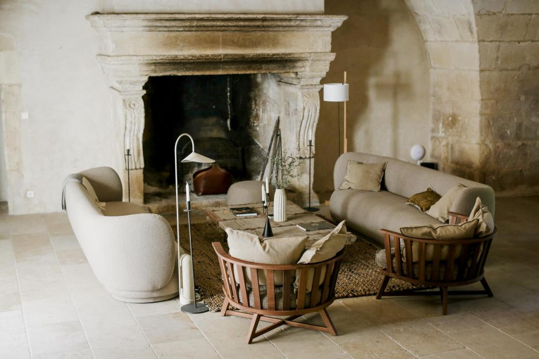 Salon provençal avec cheminée en pierre 