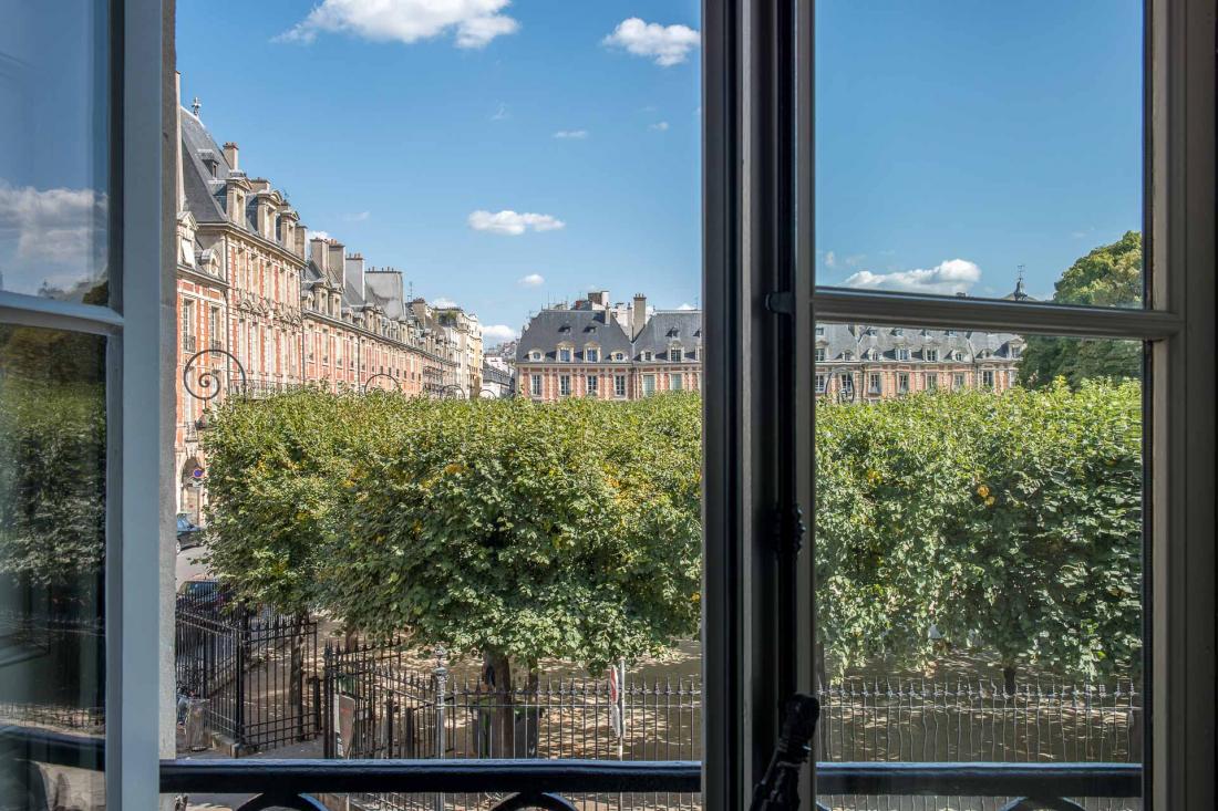 Particularité de l’hôtel, les 12 chambres et suites offrent des vues sur la place des Vosges et le square Louis-XIII