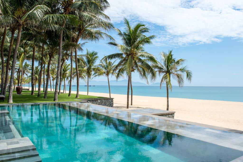 Les villas les plus vastes, comme cette villa à 3 chambres, offrent de somptueuses piscines surplombant la plage du resort