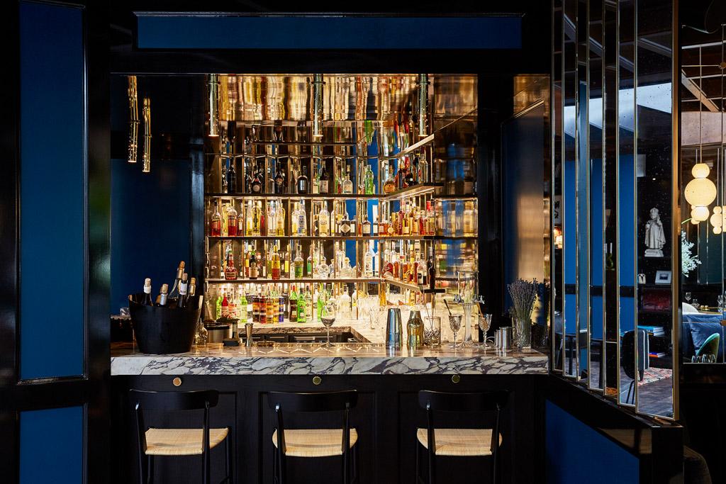 L’ambiance du bar est modulée par des luminaires en laiton, une signature de Sarah Lavoine