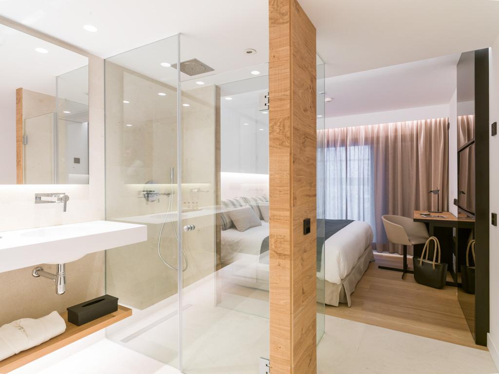 Les salles de bain jouent sur la transparence pour donner une impression d’espace plus importante
