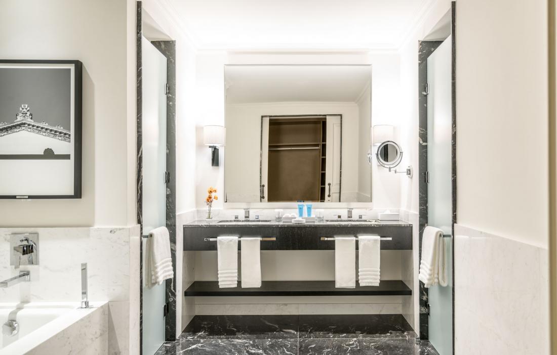 Les salles de bain reflètent le style de l’établissement : luxueux et intemporel