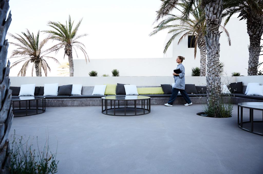 Dehors, de vastes terrasses permettent de profiter du soleil et des vues sur la mer