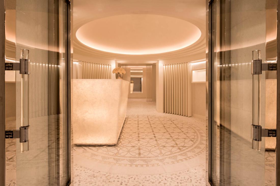 Le Spa de 900 m2, aux lignes contemporaines et épurées, est le plus vaste des Alpes françaises