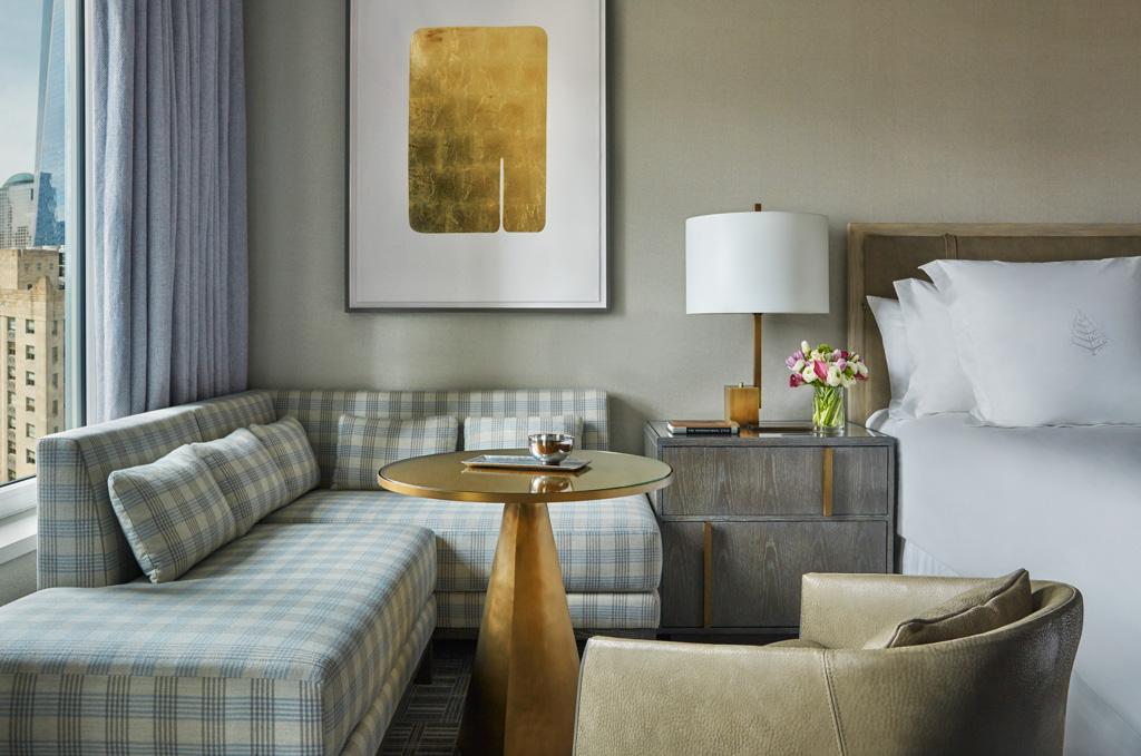 Moquette en laine, bois précieux et tonalités aux accents bronze marquent le décor de l’hôtel