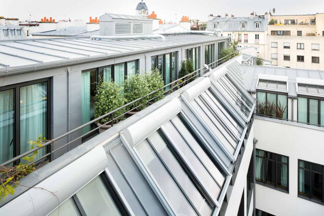 Dans les étages supérieurs, certaines chambres offrent des terrasses privatives
