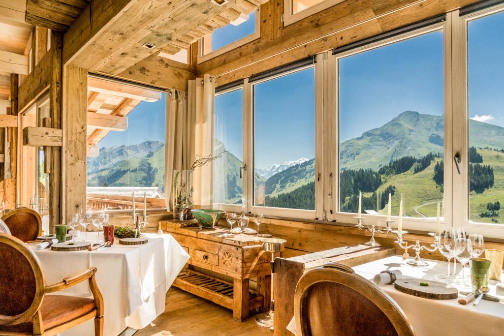 Le chalet dispose d’une salle à manger splendide, avec vue panoramique sur les Alpes