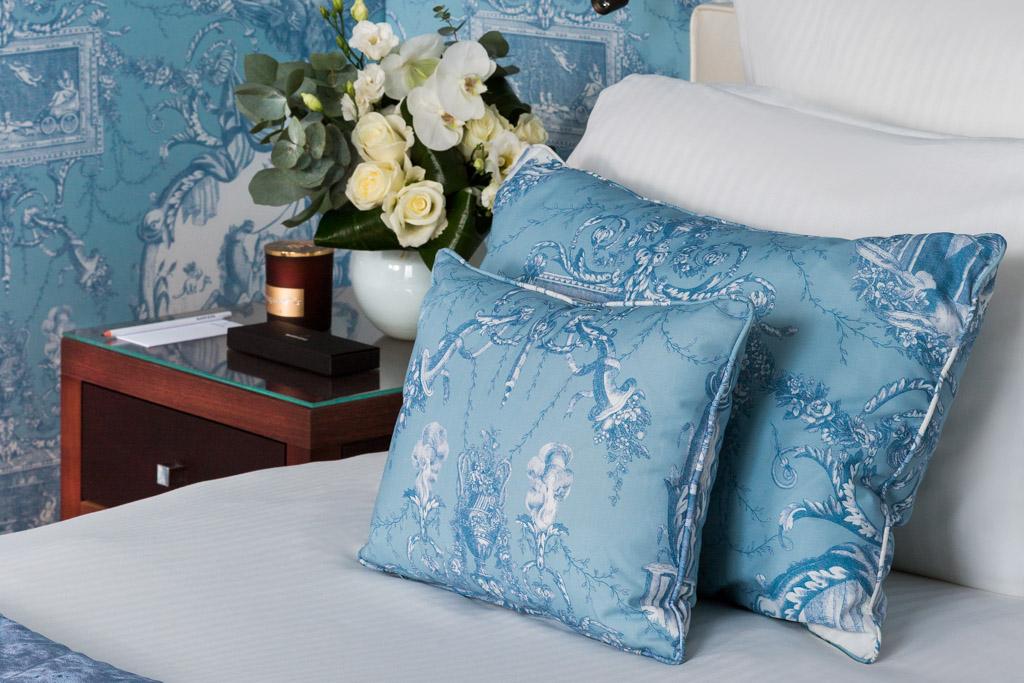 Les chambres et suites se déclinent en cinq coloris : ici le Bleu