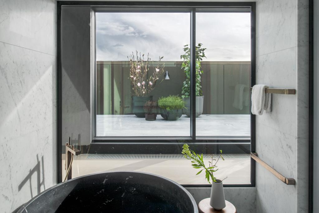 Cette suite d’exception offre des vues à 270° sur Stockholm ainsi que le luxe d’un rooftop privé