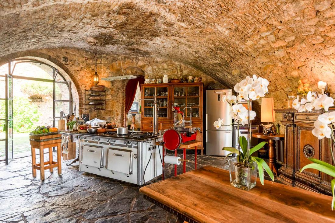 La cuisine ouverte a été imaginée comme un lieu convivial, où se préparent chaque jour les repas pris en commun ou dans une atmosphère plus intime, selon les goûts de chacun La cuisine ouverte a été imaginée comme un lieu convivial, où se préparent chaque jour les repas pris en commun ou dans une atmosphère plus intime, selon les goûts de chacun