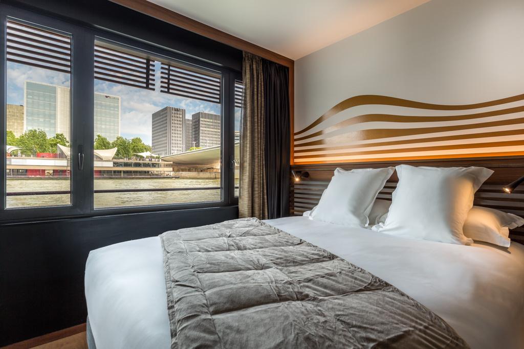 Les chambres "Rive Droite" disposent de vues sur la Seine, la ballet des bateaux et des péniches... et la Rive Droite, de l’autre côté du fleuve