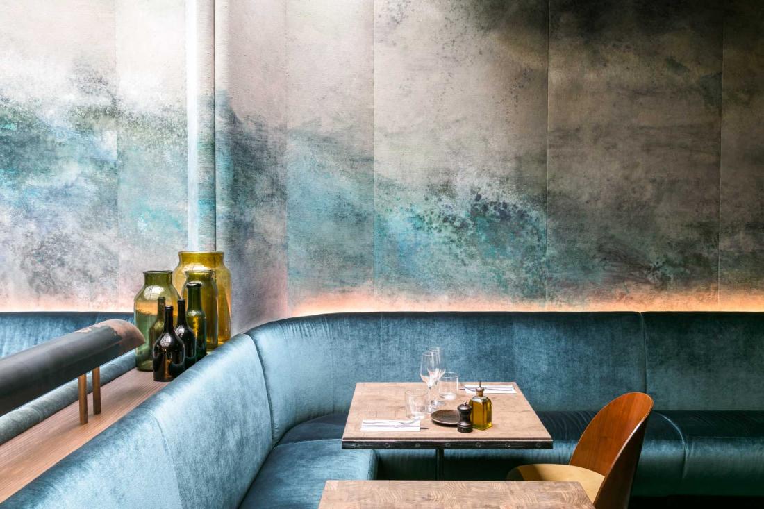 Installé sous la verrière escamotable du patio de l’hôtel, le Ristorante National a été conçu dans un esprit de trattoria chic